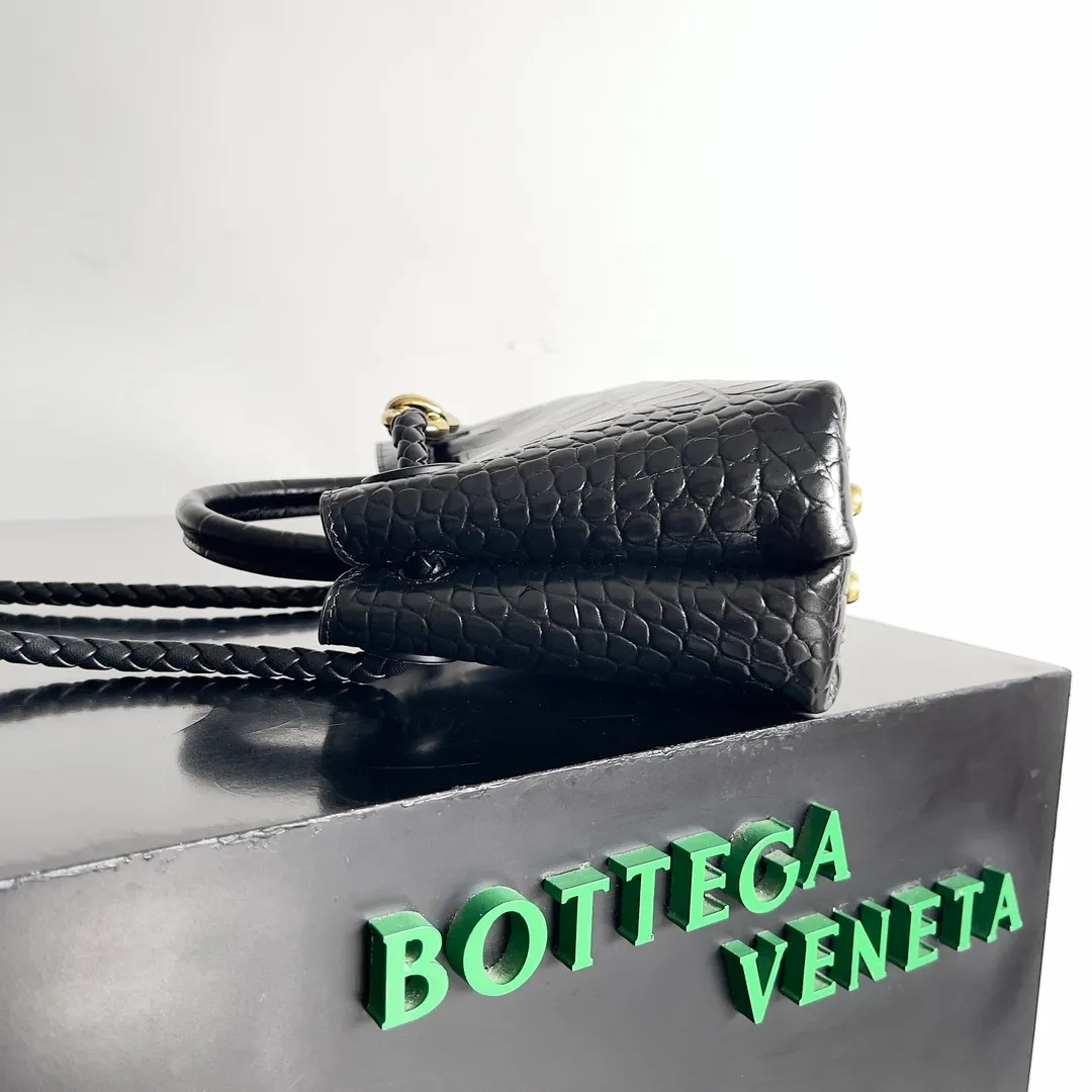Batch 2880 BOTTEGA VENETA new women's crocodile leather ANDIAMO is shipped! ! ! As a classic model of the BV family, each innovation brings different surprises to fans. There are three ways to carry it with different makeup. Crocodile skin is called the gold in leather and is famous for its top luxury and rarity. During use, the luster of the crocodile skin will not fade or fade with time. No matter how long it is used, it will still remain new. And because each crocodile skin is different, the effect of each crocodile leather bag is different. Style number: 777614 Size: 22*9*15.5cm